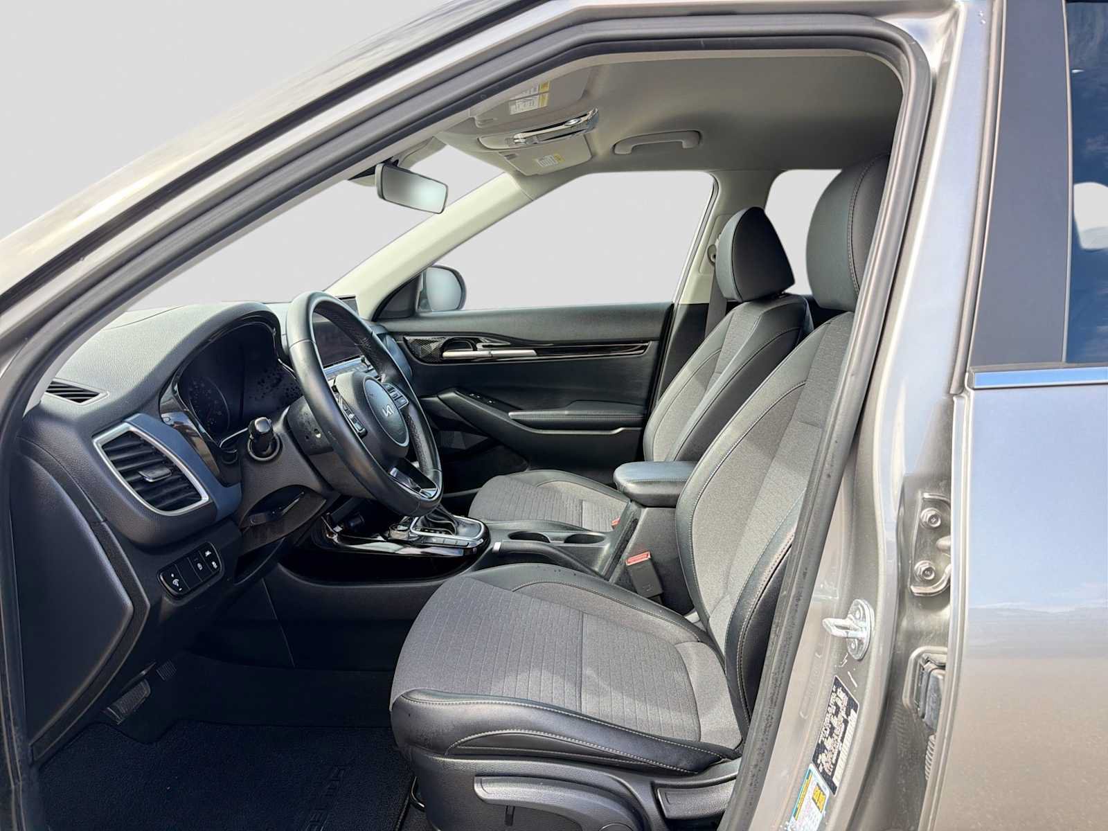 Used 2023 Kia Seltos S w/ Navigation Package AWD/4WD image 2