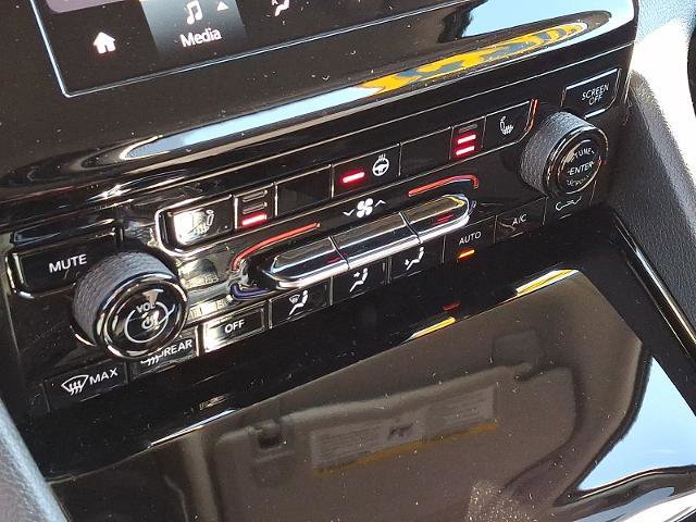 Used 2023 Jeep Grand Cherokee Laredo w/ Luxury Tech Group I AWD/4WD image 15