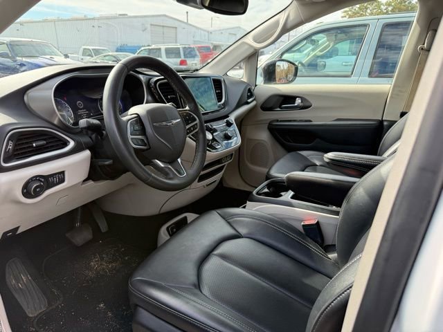 Used 2024 Chrysler Pacifica Touring-L image 4