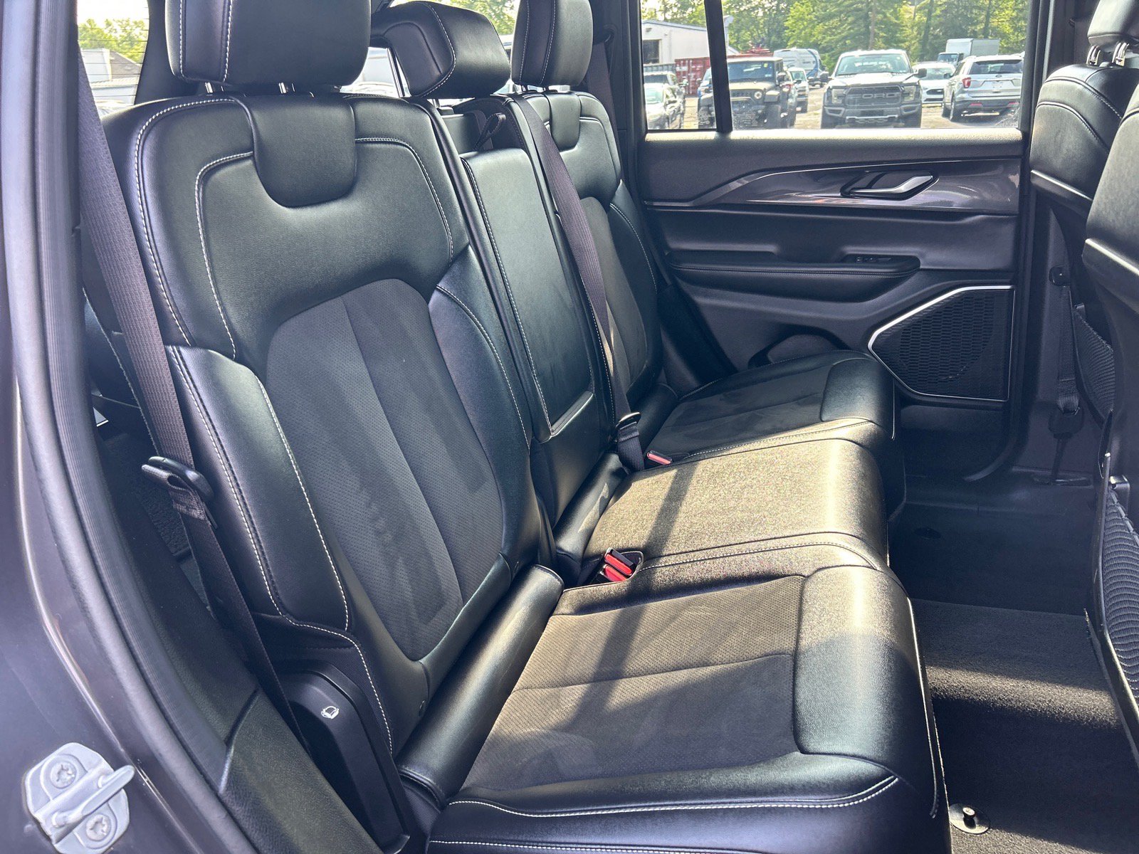 Used 2022 Jeep Grand Cherokee Altitude AWD/4WD image 18