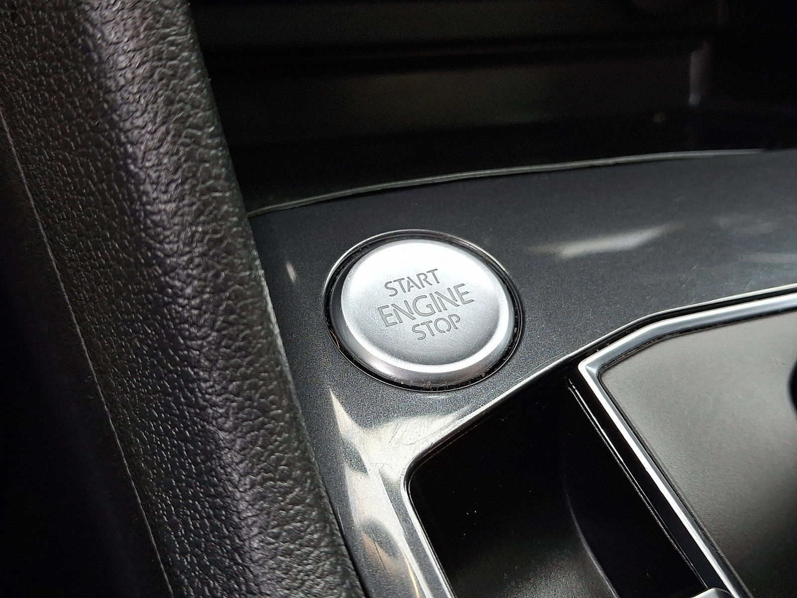 Used 2020 Volkswagen Tiguan SEL AWD/4WD image 33