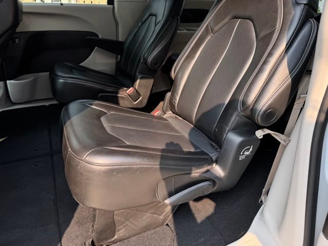 Used 2023 Chrysler Pacifica Touring-L FWD image 8