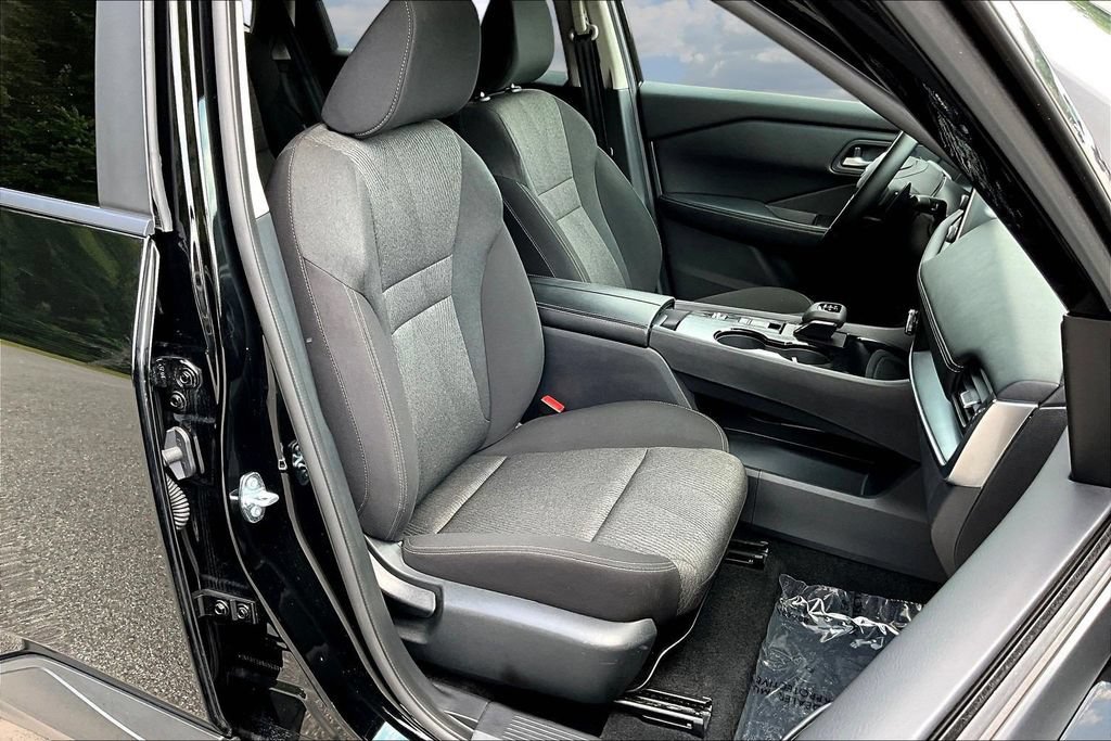 Used 2025 Nissan Rogue SV FWD image 31