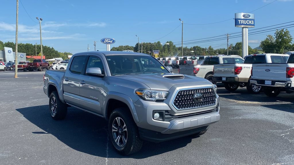 Used 2018 Toyota Tacoma TRD Sport w/ Technology Package RWD image 3