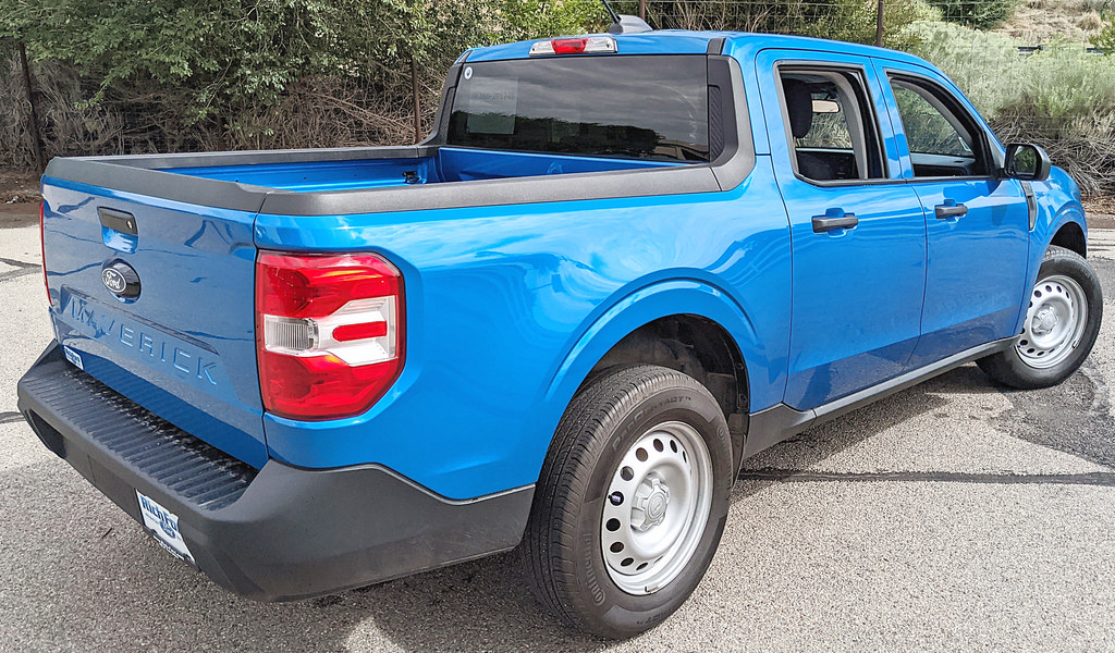 Certified 2025 Ford Maverick XL FWD image 3
