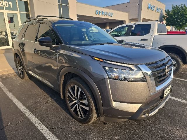 Used 2024 Nissan Pathfinder Platinum FWD image 2
