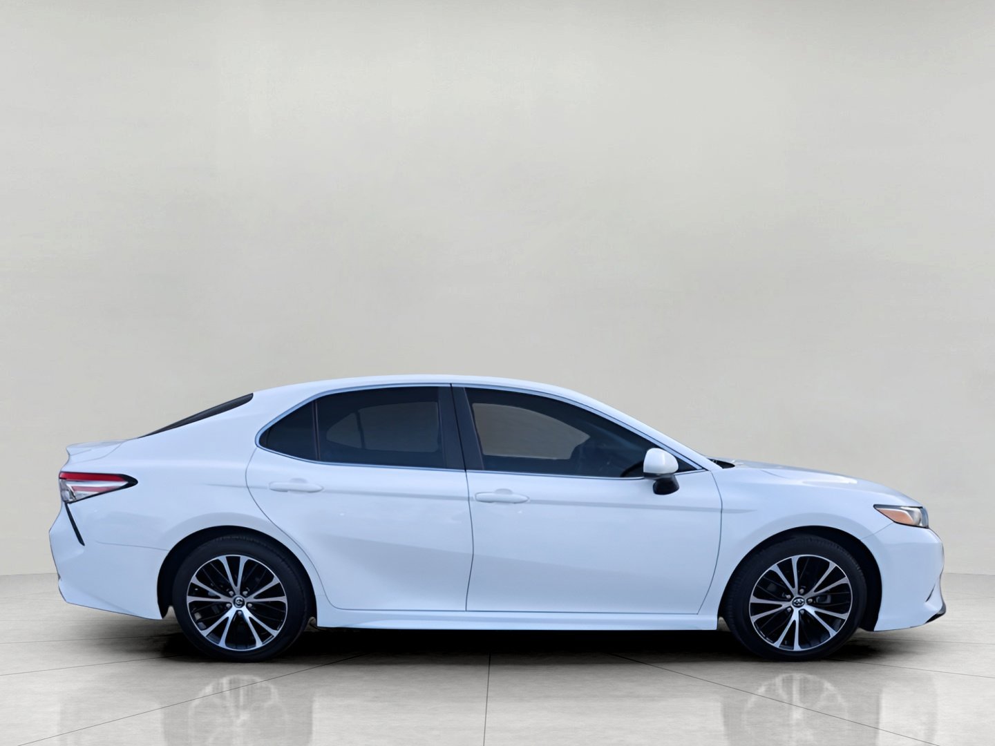 Used 2018 Toyota Camry SE w/ Moonroof Package image 4