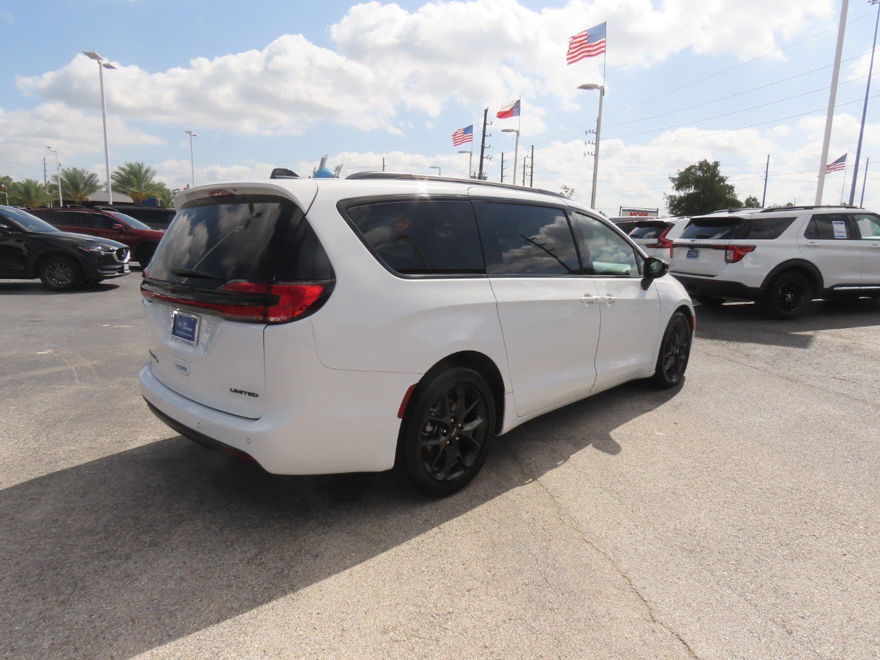 Used 2025 Chrysler Pacifica Limited FWD image 9