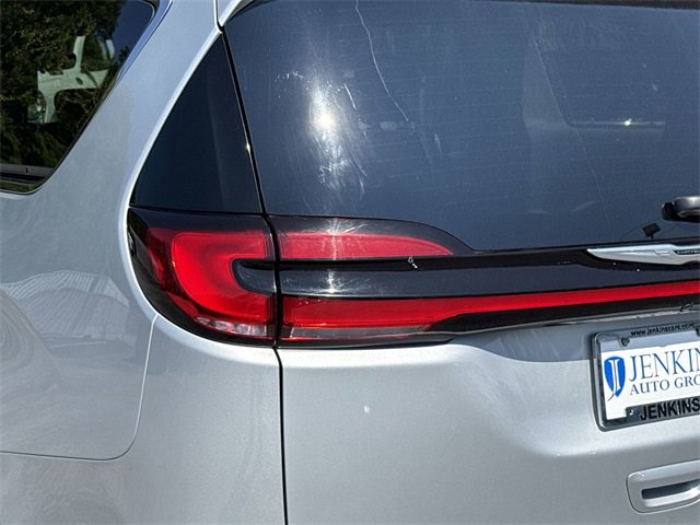 Used 2024 Chrysler Pacifica Touring-L image 10