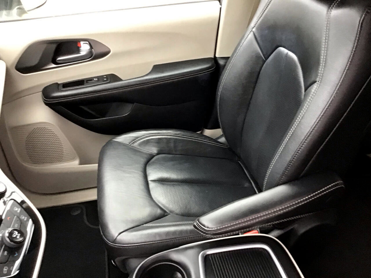 Used 2022 Chrysler Pacifica Touring-L image 19