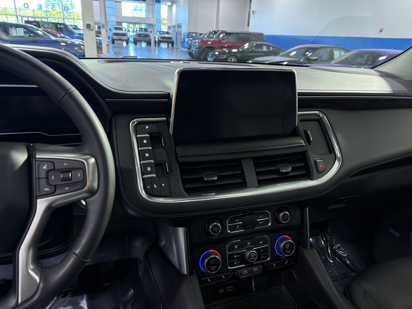 Used 2023 Chevrolet Tahoe Z71 w/ Luxury Package AWD/4WD image 17