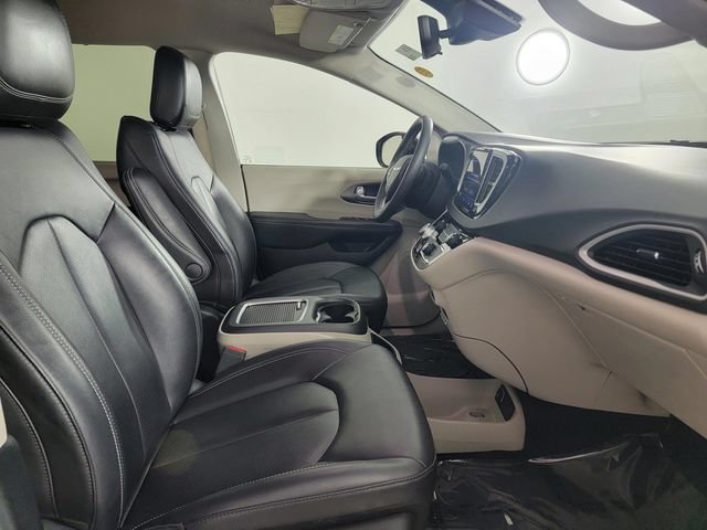 Used 2024 Chrysler Pacifica Touring-L FWD image 18