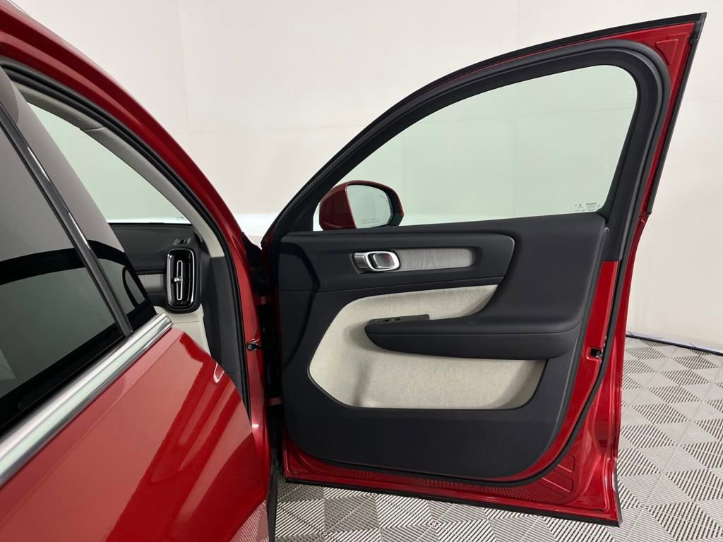 Used 2022 Volvo XC40 T5 Inscription image 29