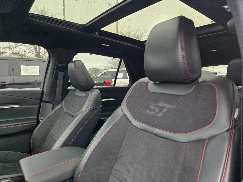 Certified 2025 Ford Explorer ST image 26