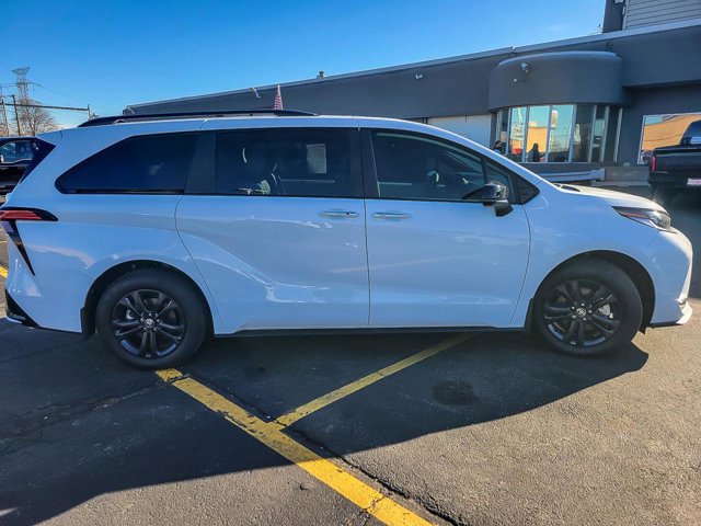 Used 2025 Toyota Sienna XSE image 5
