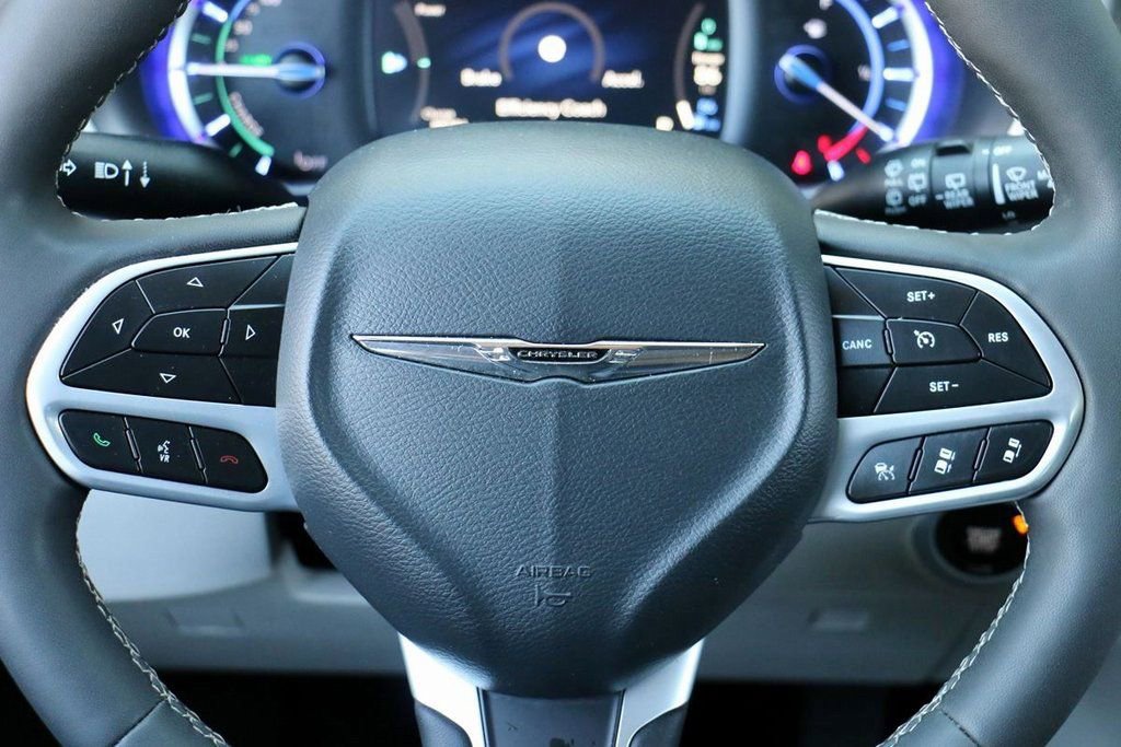 Used 2024 Chrysler Pacifica Select image 28