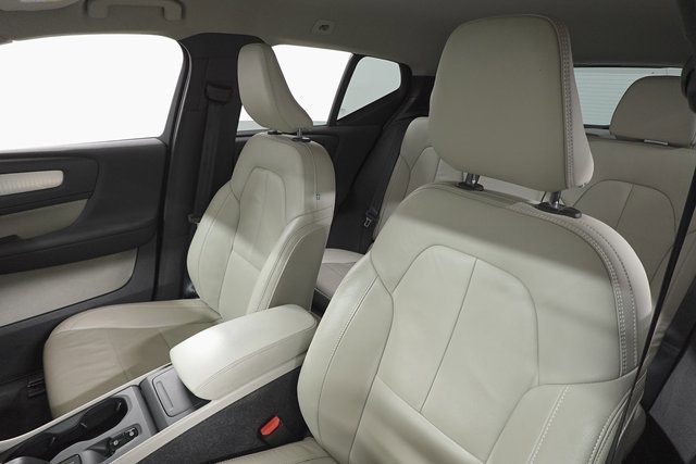 Used 2022 Volvo XC40 T5 Momentum image 16