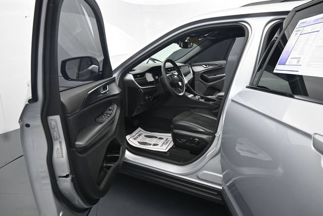 Used 2023 Jeep Grand Cherokee L Altitude AWD/4WD image 16