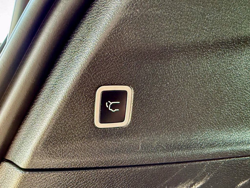 Used 2025 Chrysler Pacifica Select image 17