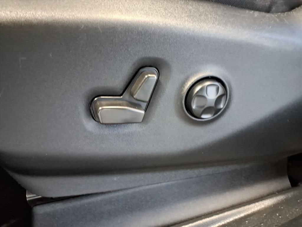 Used 2025 Chrysler Pacifica Select image 22