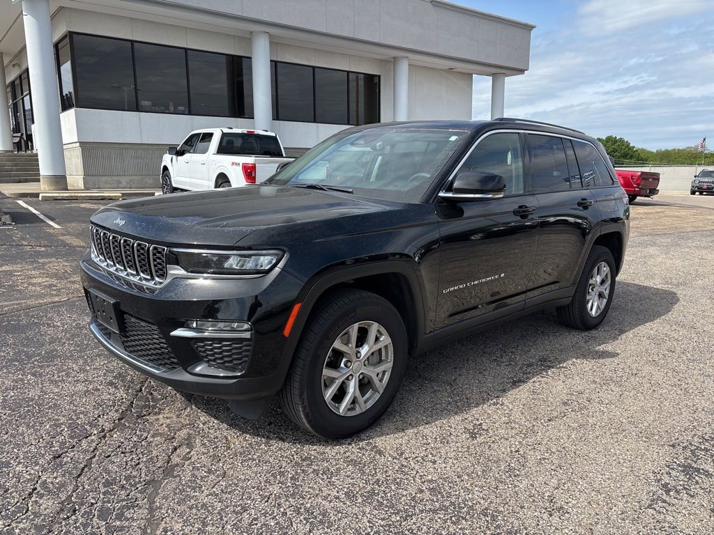 Used 2023 Jeep Grand Cherokee Limited w/ Trailer Tow Prep Group (B) AWD/4WD image 3