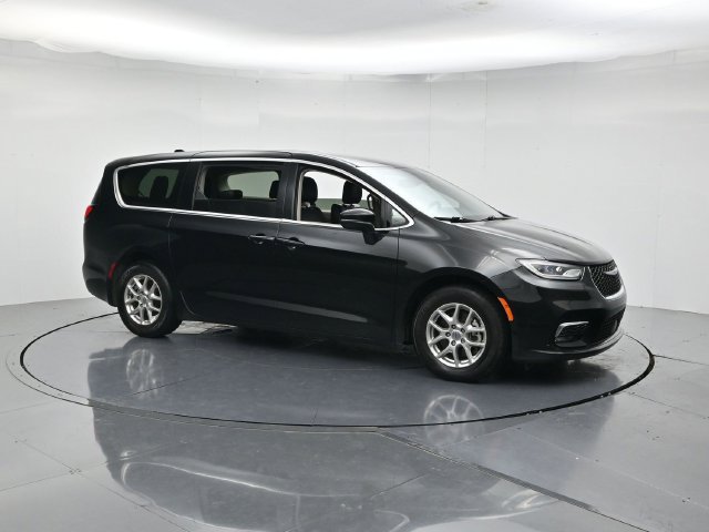 Used 2023 Chrysler Pacifica Touring-L FWD image 3