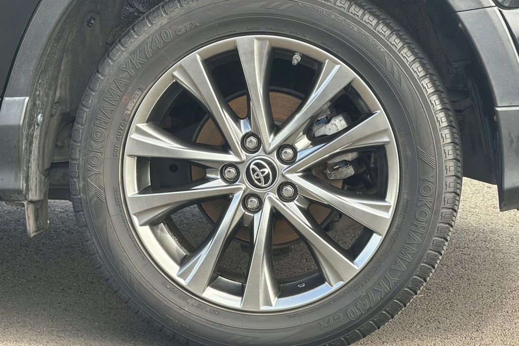 Used 2018 Toyota RAV4 Limited w/ Advanced Technology Package image 24