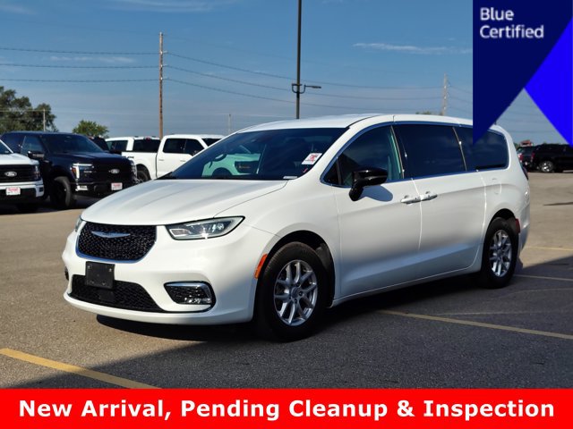 Used 2025 Chrysler Pacifica Select