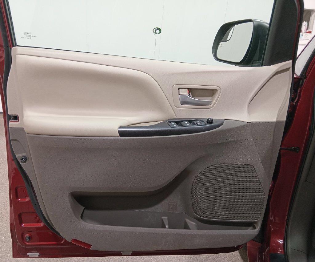 Used 2017 Toyota Sienna LE FWD image 17