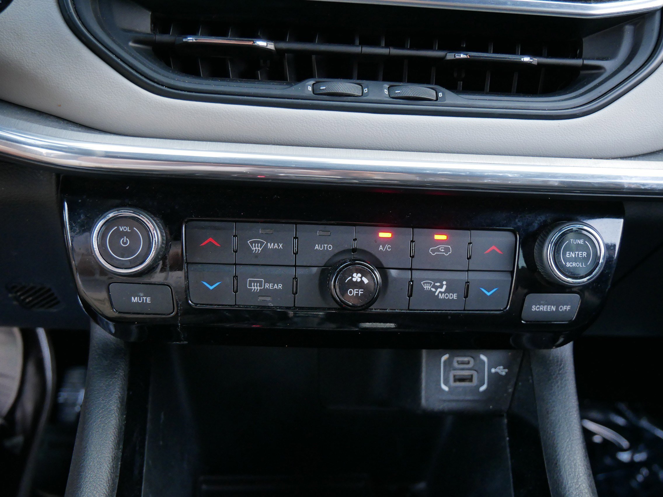 Used 2023 Jeep Compass Limited image 23