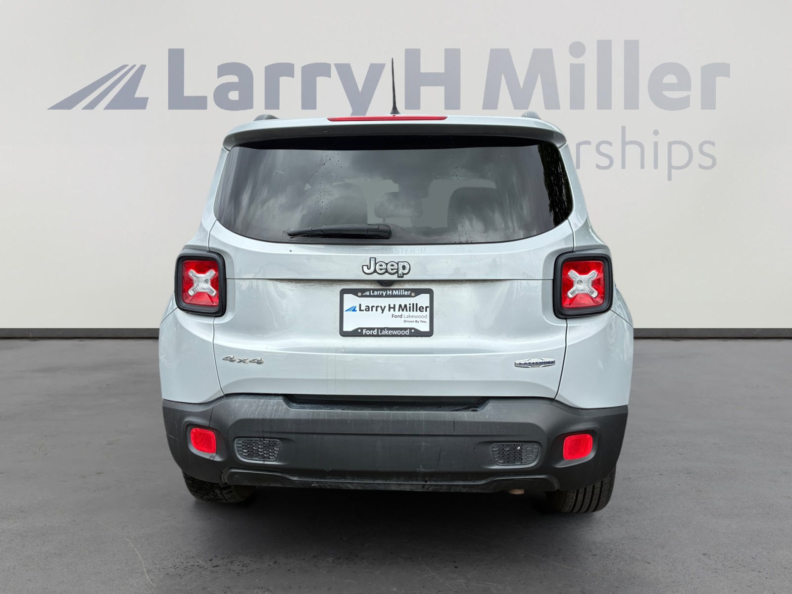 Used 2017 Jeep Renegade Latitude w/ Cold Weather Group AWD/4WD image 4