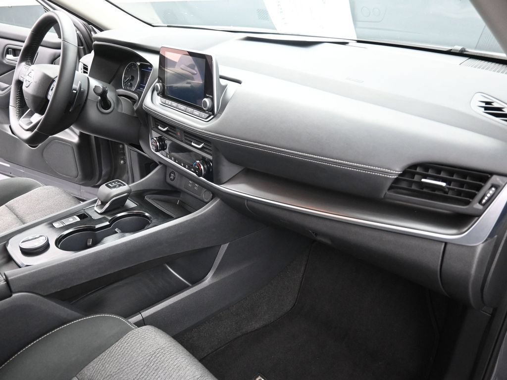 Used 2025 Nissan Rogue SV AWD/4WD image 16