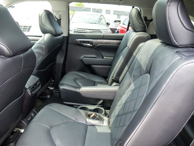 Used 2024 Toyota Highlander Platinum AWD/4WD image 13