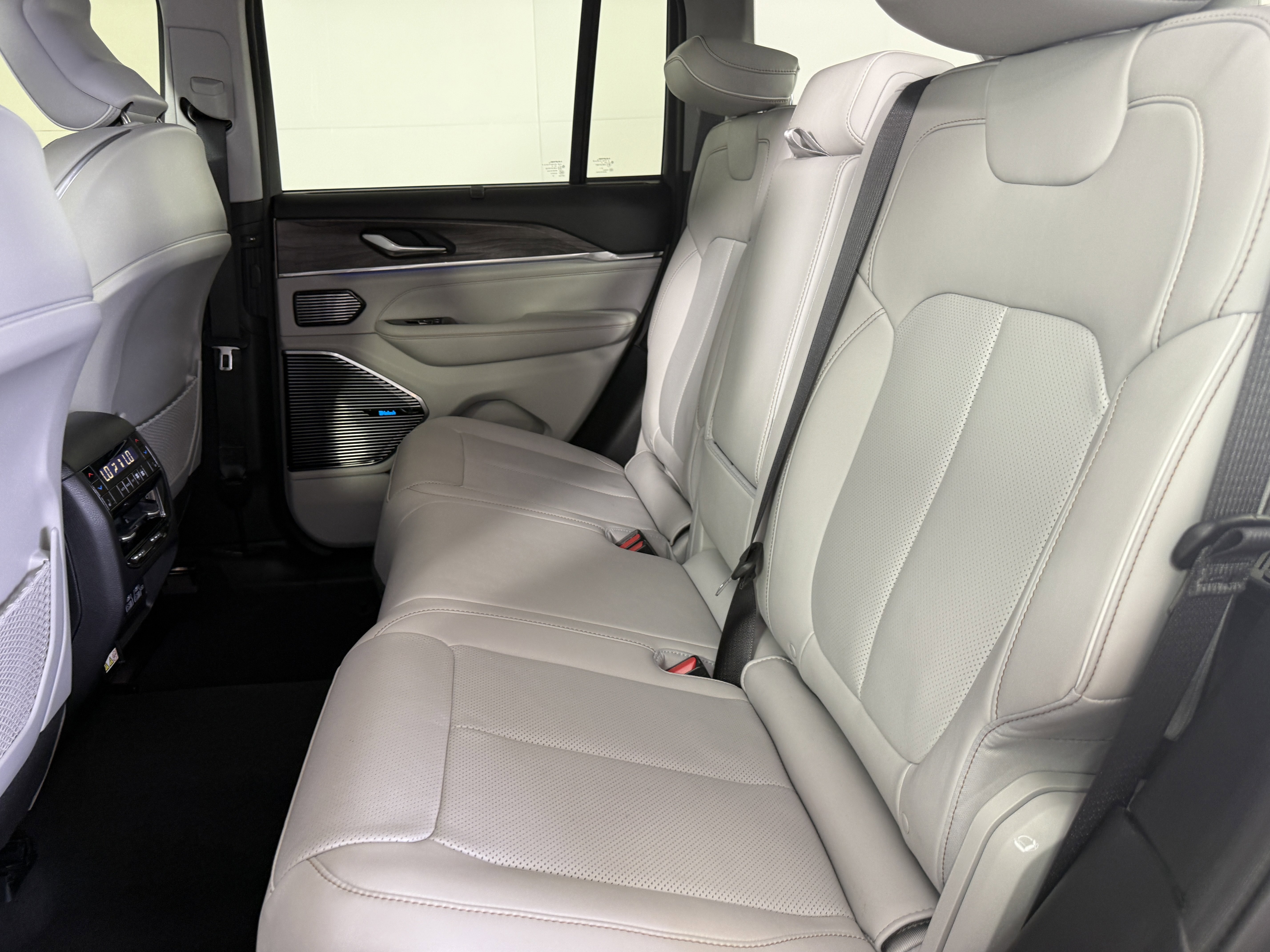 Used 2022 Jeep Grand Cherokee Overland w/ Adv Protech Group III image 14