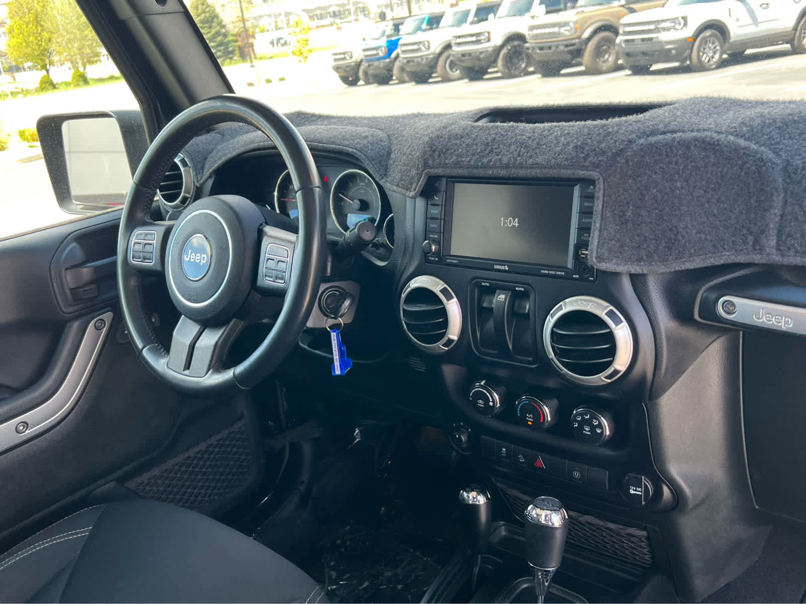 Used 2018 Jeep Wrangler Sahara w/ Connectivity Group AWD/4WD image 20