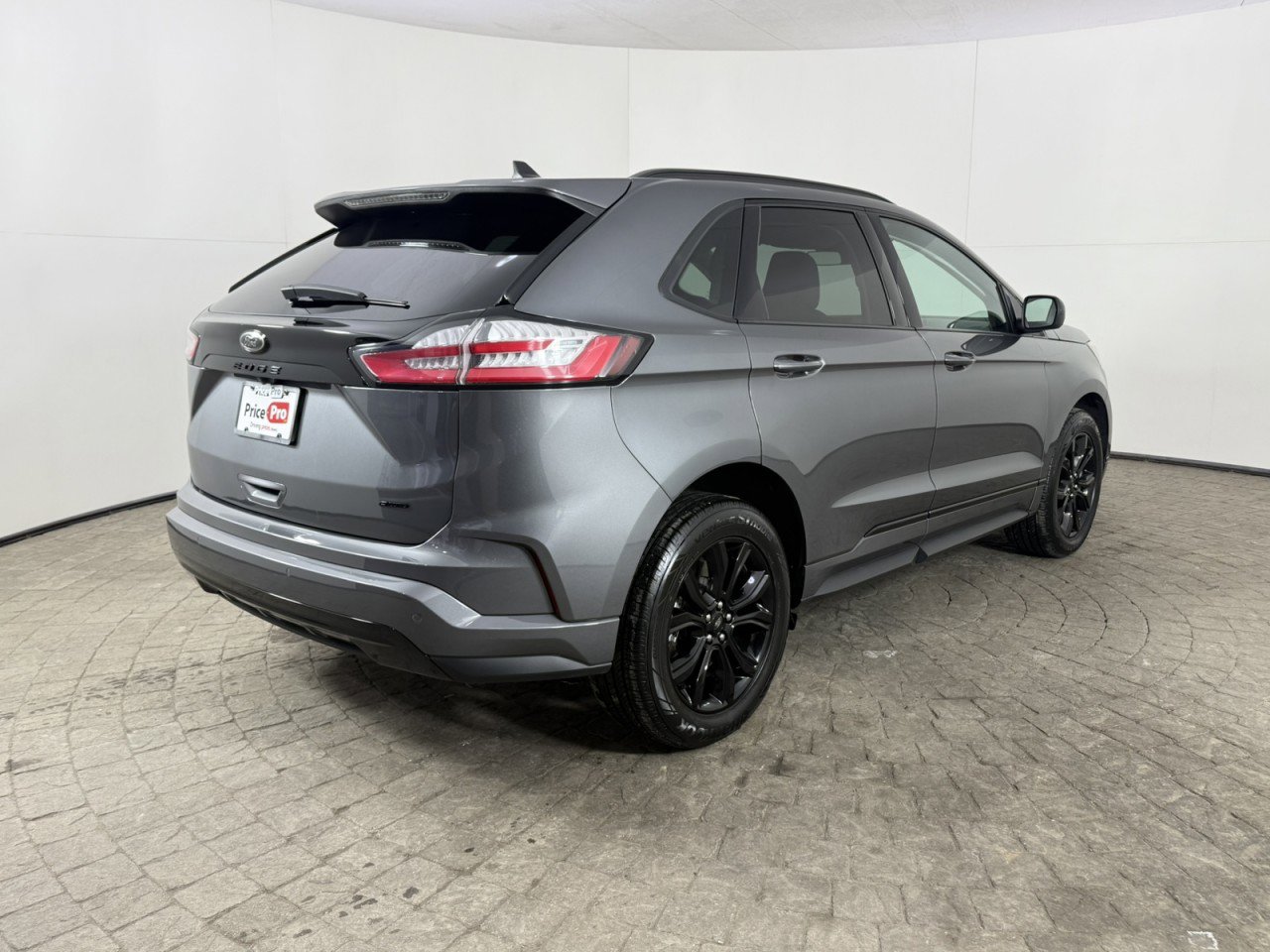 Certified 2024 Ford Edge SE w/ Black Appearance Package image 9