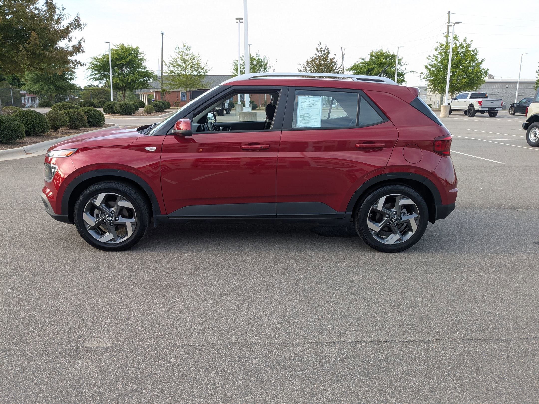 Used 2024 Hyundai Venue SEL FWD image 2