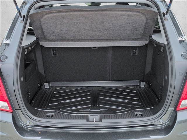 Used 2020 Chevrolet Trax LT w/ Sun & Sound Package image 9