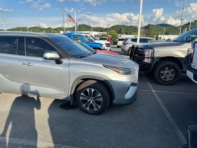 Used 2022 Toyota Highlander XLE AWD/4WD image 7