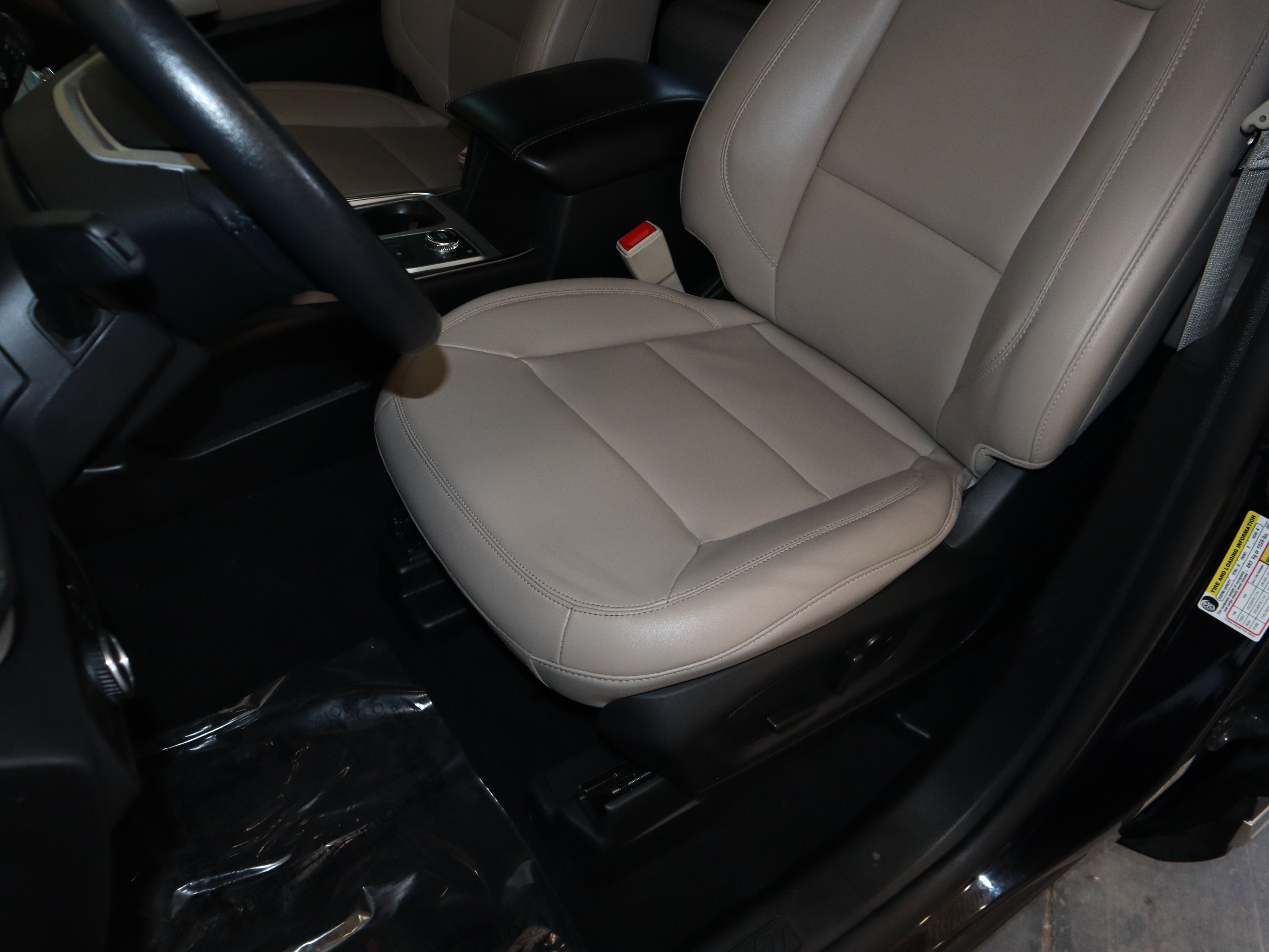 Certified 2023 Ford Explorer XLT w/ Equipment Group 202A AWD/4WD image 33