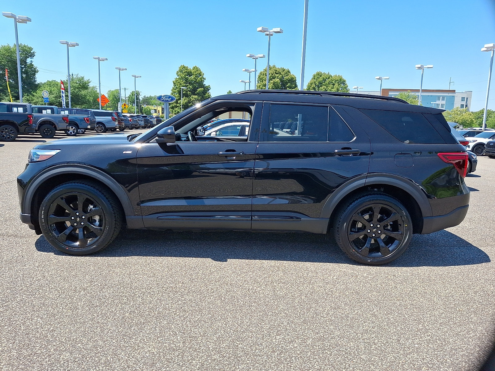 Certified 2022 Ford Explorer ST-Line w/ Class IV Trailer Tow Package AWD/4WD image 4