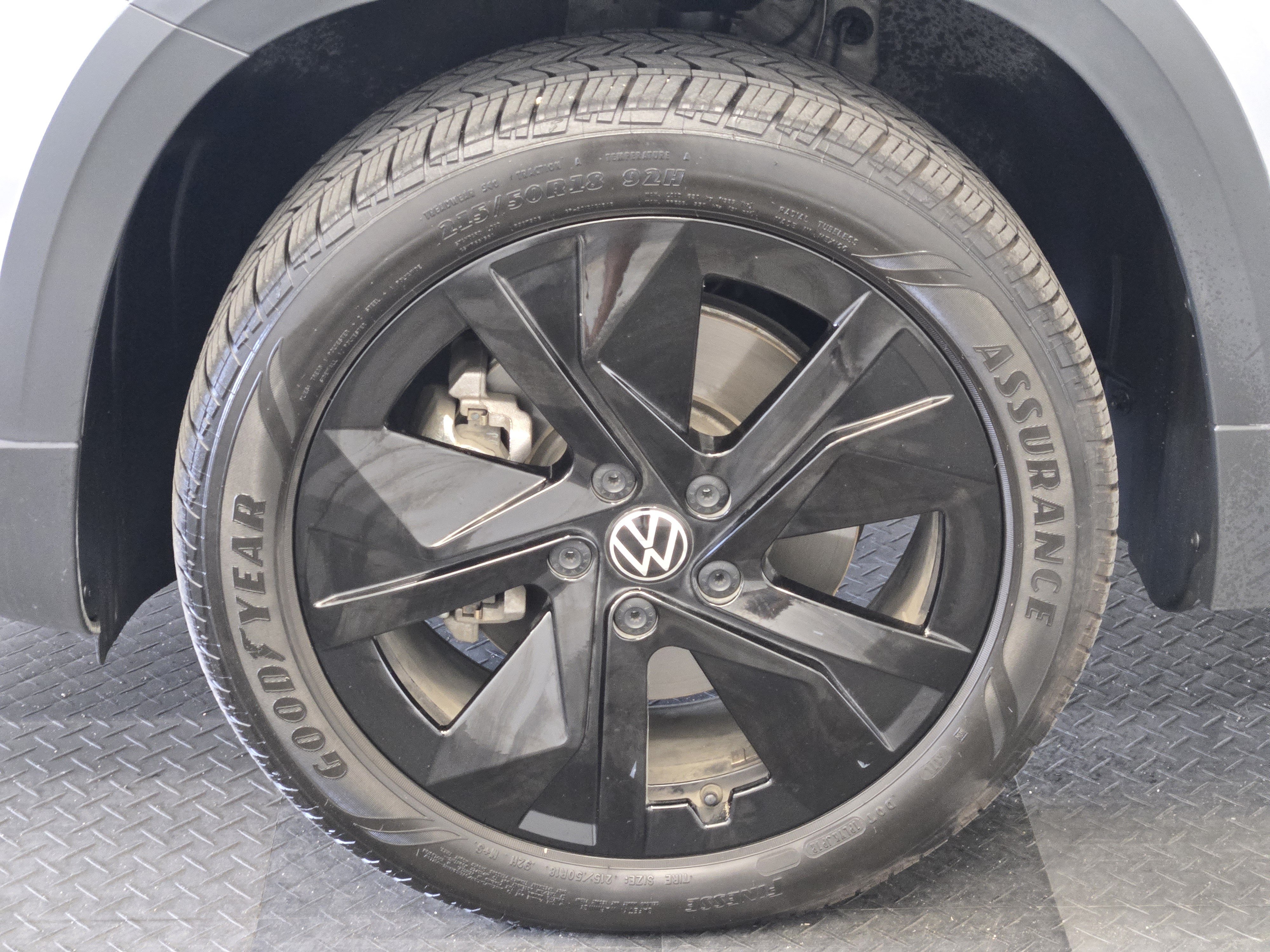 Used 2025 Volkswagen Taos SE w/ Panoramic Sunroof Package FWD image 10