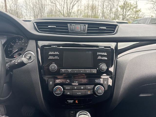 Used 2017 Nissan Rogue Sport SV w/ SV All-Weather Package AWD/4WD image 22