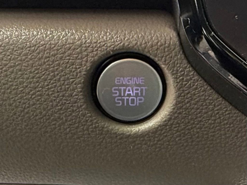 Used 2025 Kia Carnival EX FWD image 23