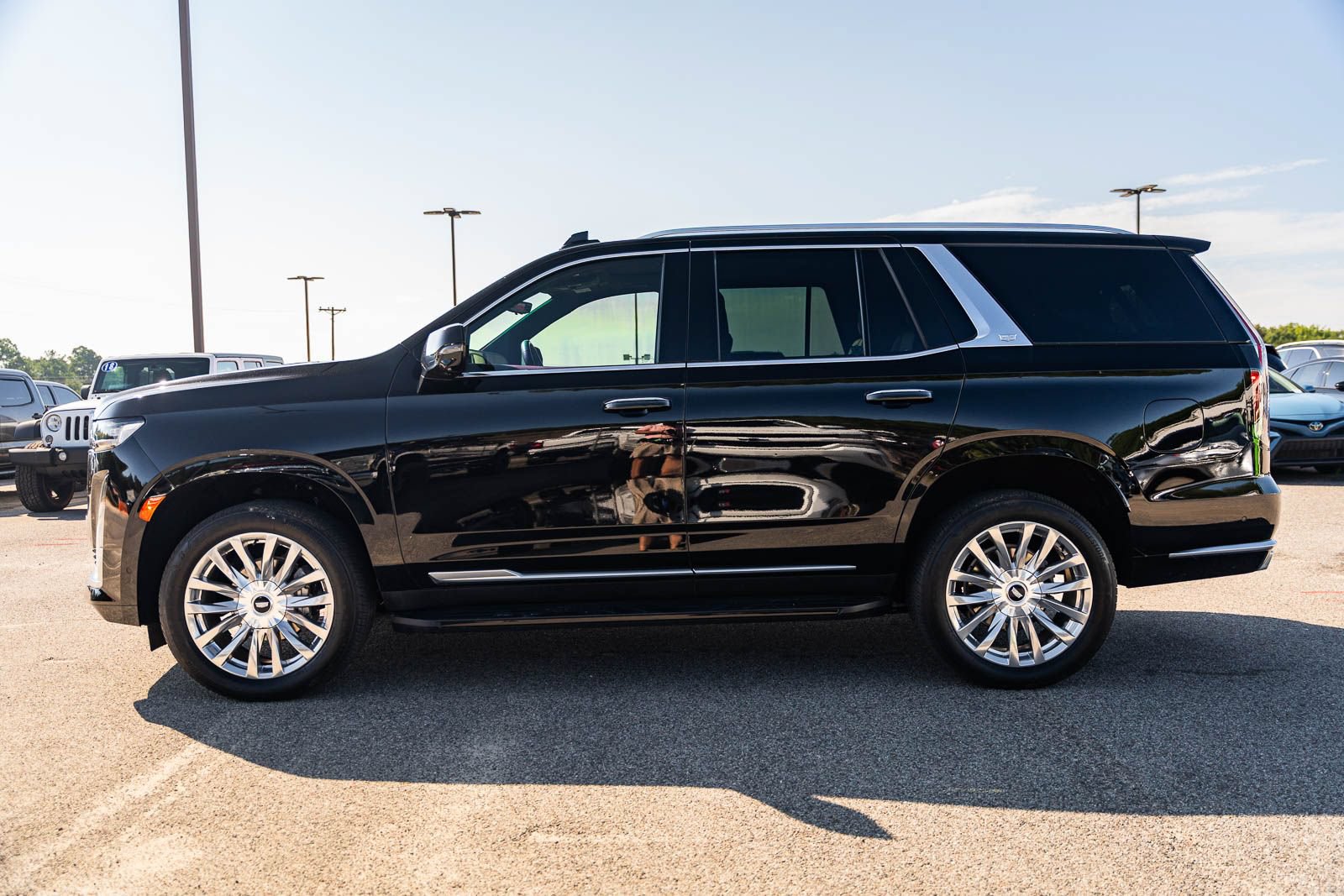 Used 2024 Cadillac Escalade Premium Luxury AWD/4WD image 4