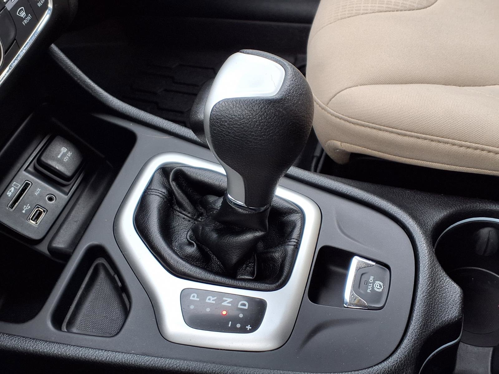 Used 2017 Jeep Cherokee Latitude FWD image 16