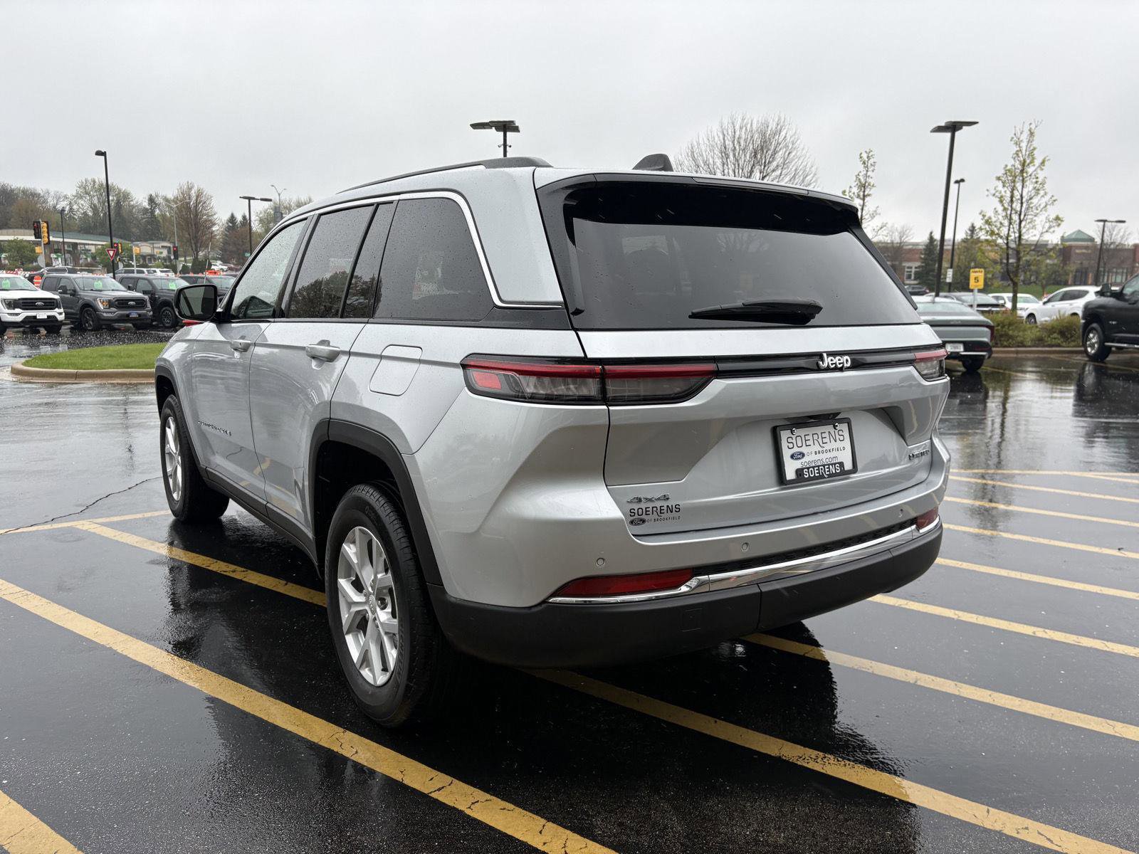 Used 2023 Jeep Grand Cherokee Limited w/ Trailer Tow Prep Group (B) AWD/4WD image 4