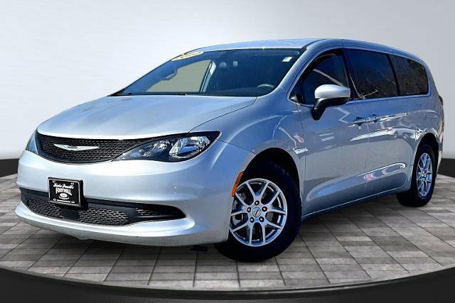 Used 2022 Chrysler Voyager LX image 2