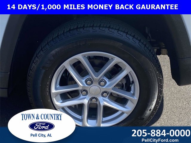 Used 2024 Jeep Grand Cherokee Laredo X image 9