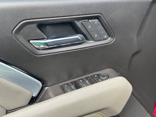 Used 2025 Chevrolet Colorado ZR2 w/ Technology Package AWD/4WD image 15